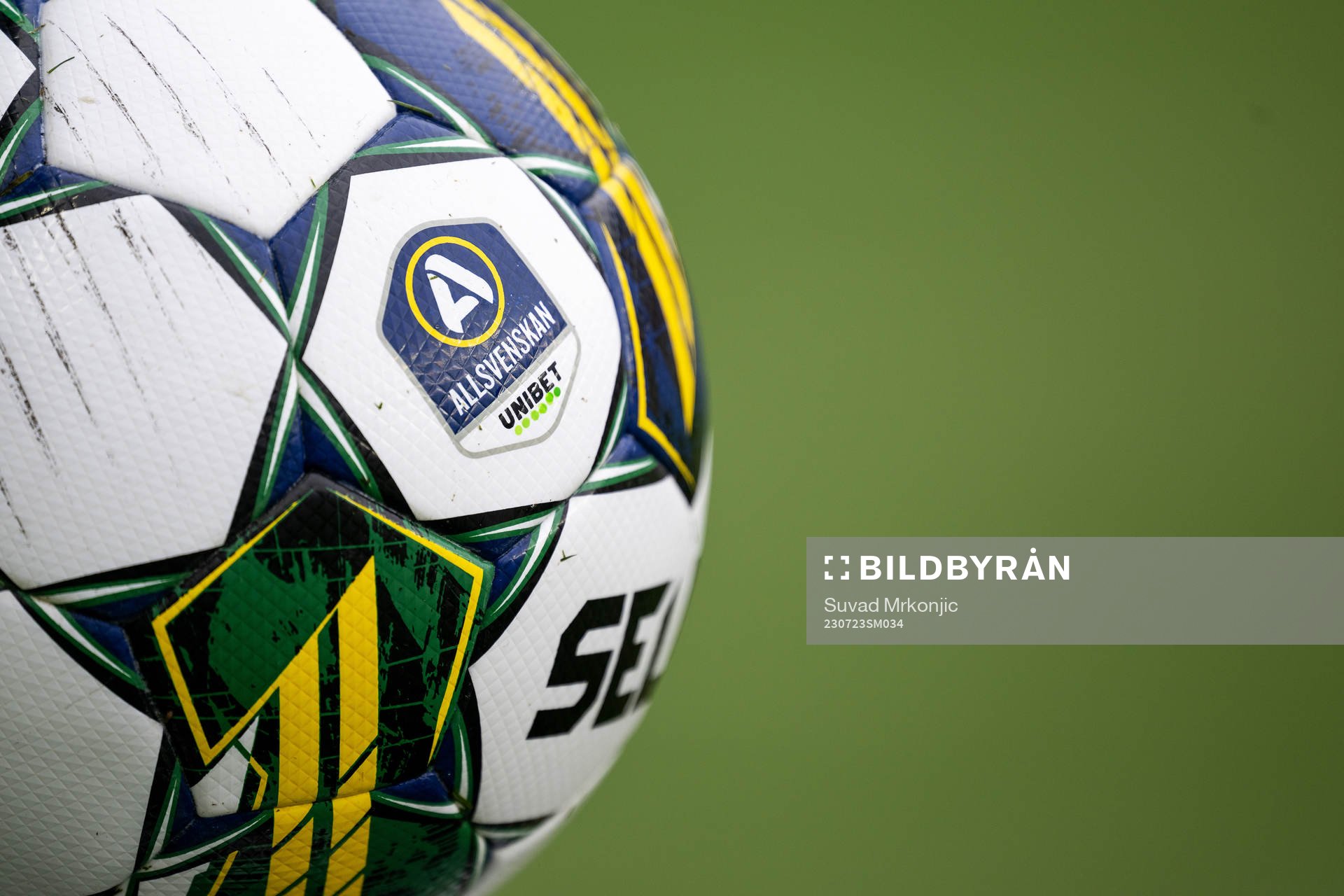 Matchbollen med Allsvenskans och Unibets logotype