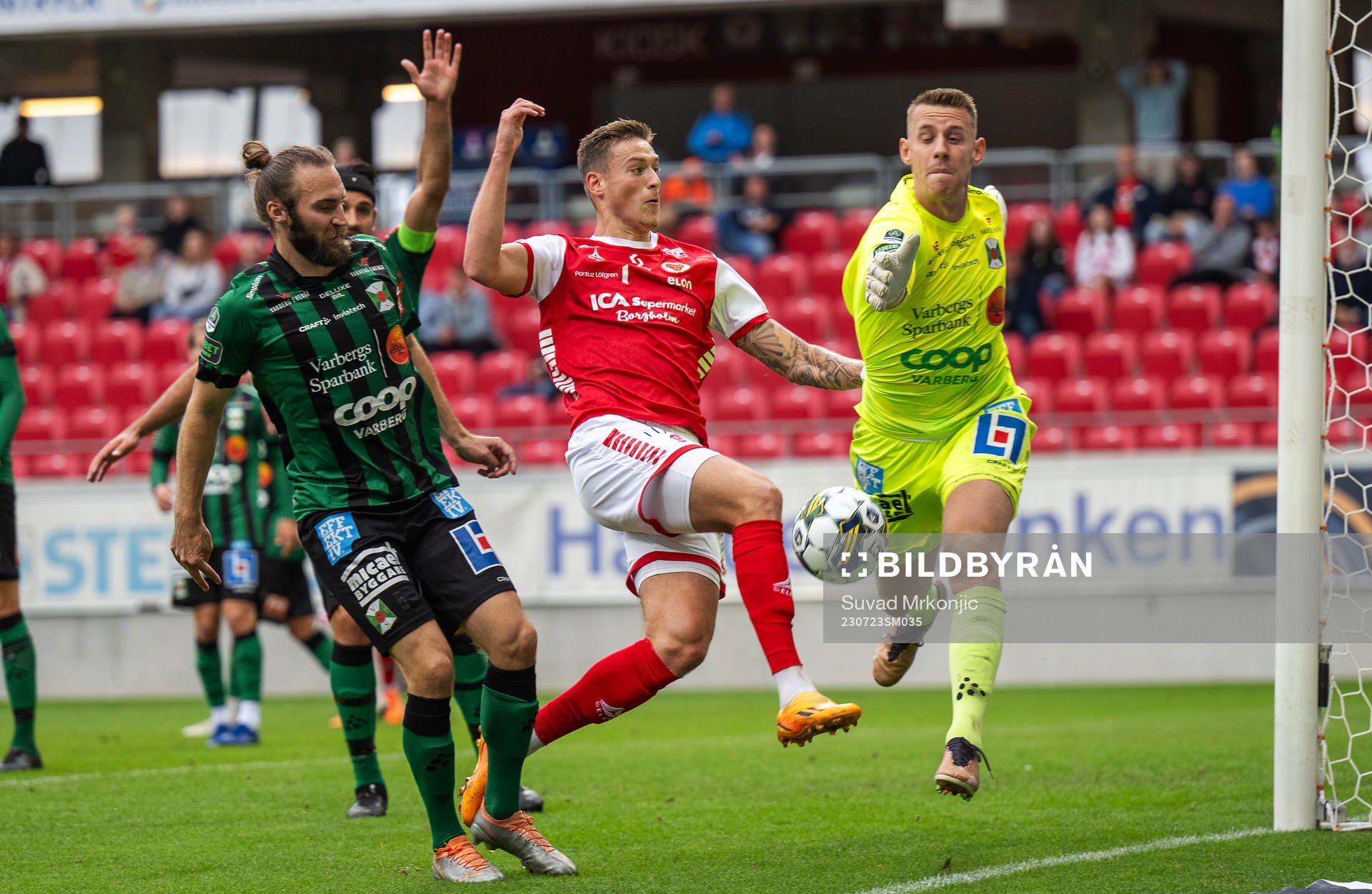 Varbergs Oskar Sverrisson och målvakt David Olsson mot
