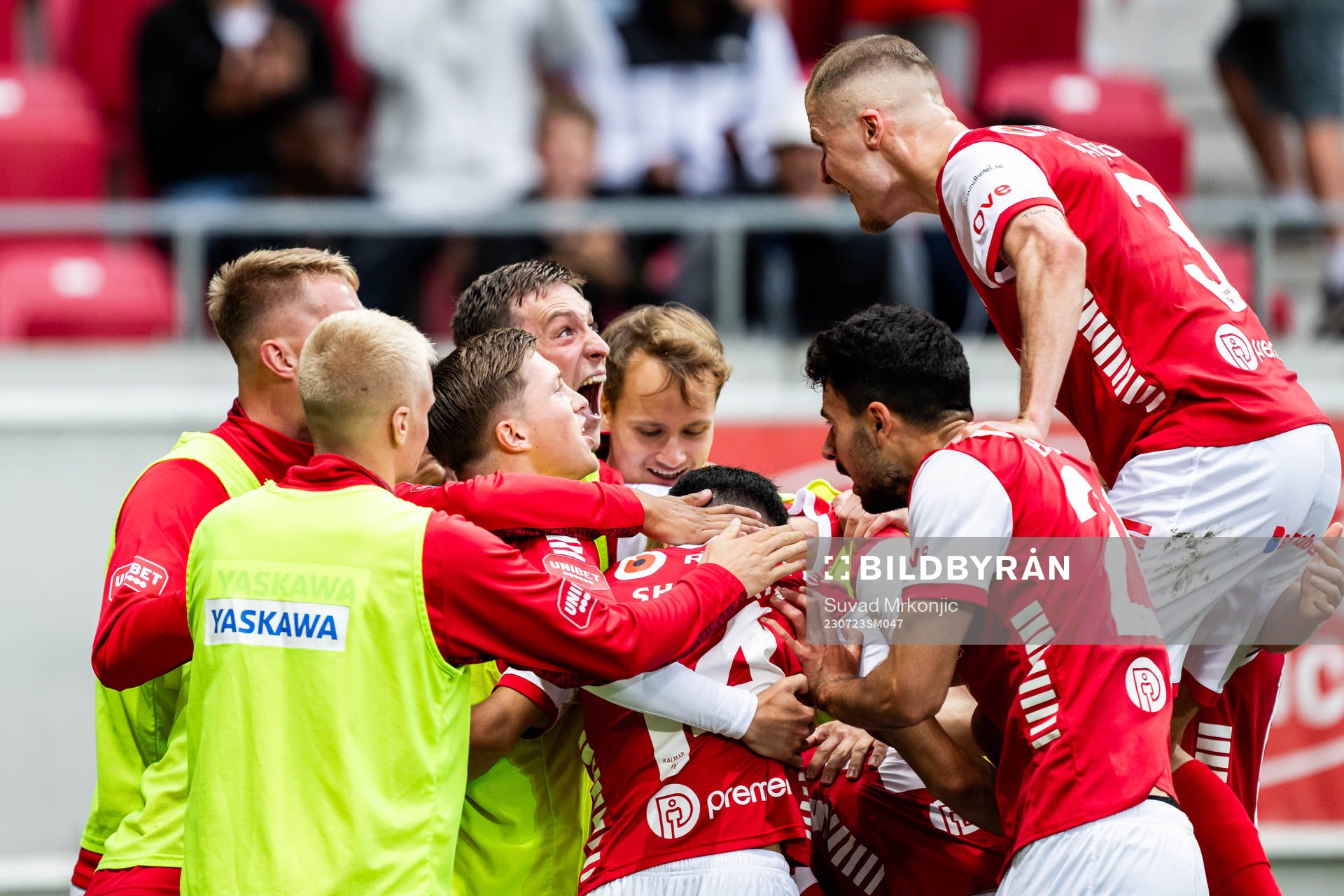 Kalmars Simon Skrabb jublar med lagkamrater