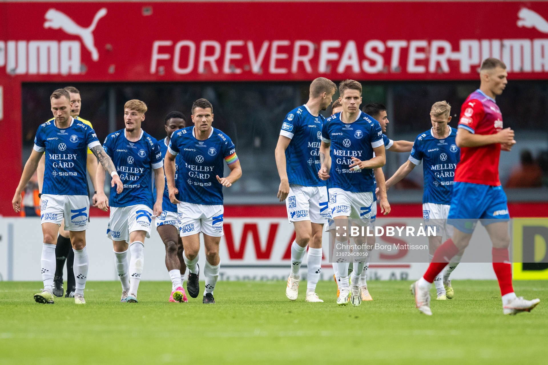 Trelleborgs Mattias Andersson jublar med lagkamrater