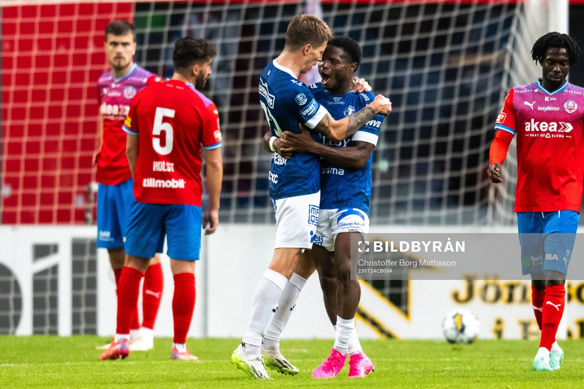 Trelleborgs Bödvar Bödvarsson och Henry Offia jublar