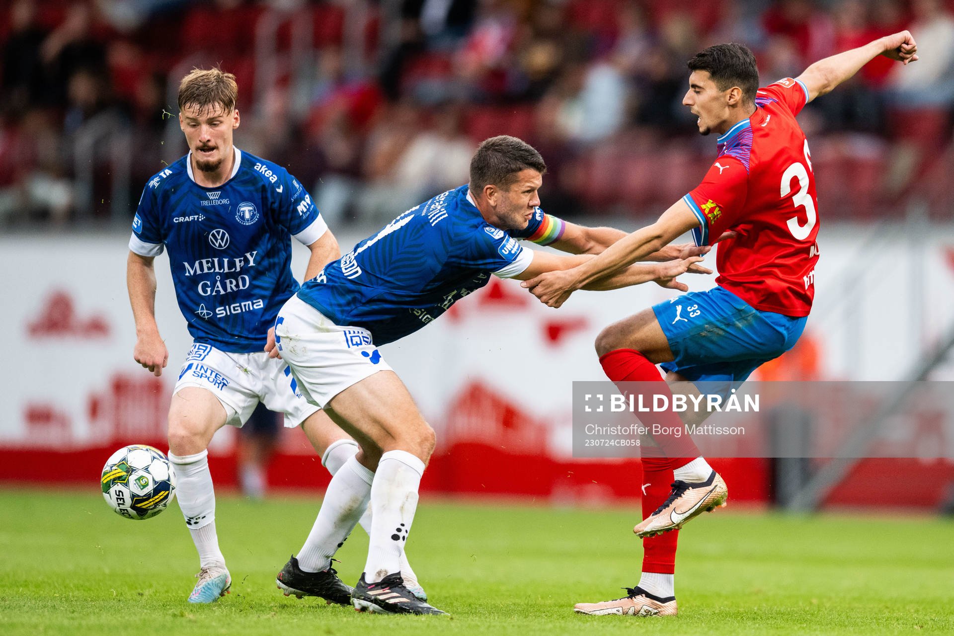 Trelleborgs Markus Björkqvist, Mattias Andersson och Helsingborgs Amar Muhsin under fotbollsmatchen i Superettan mellan Helsingborg och Trelleborg den 24 juli 2023 i Helsingborg.