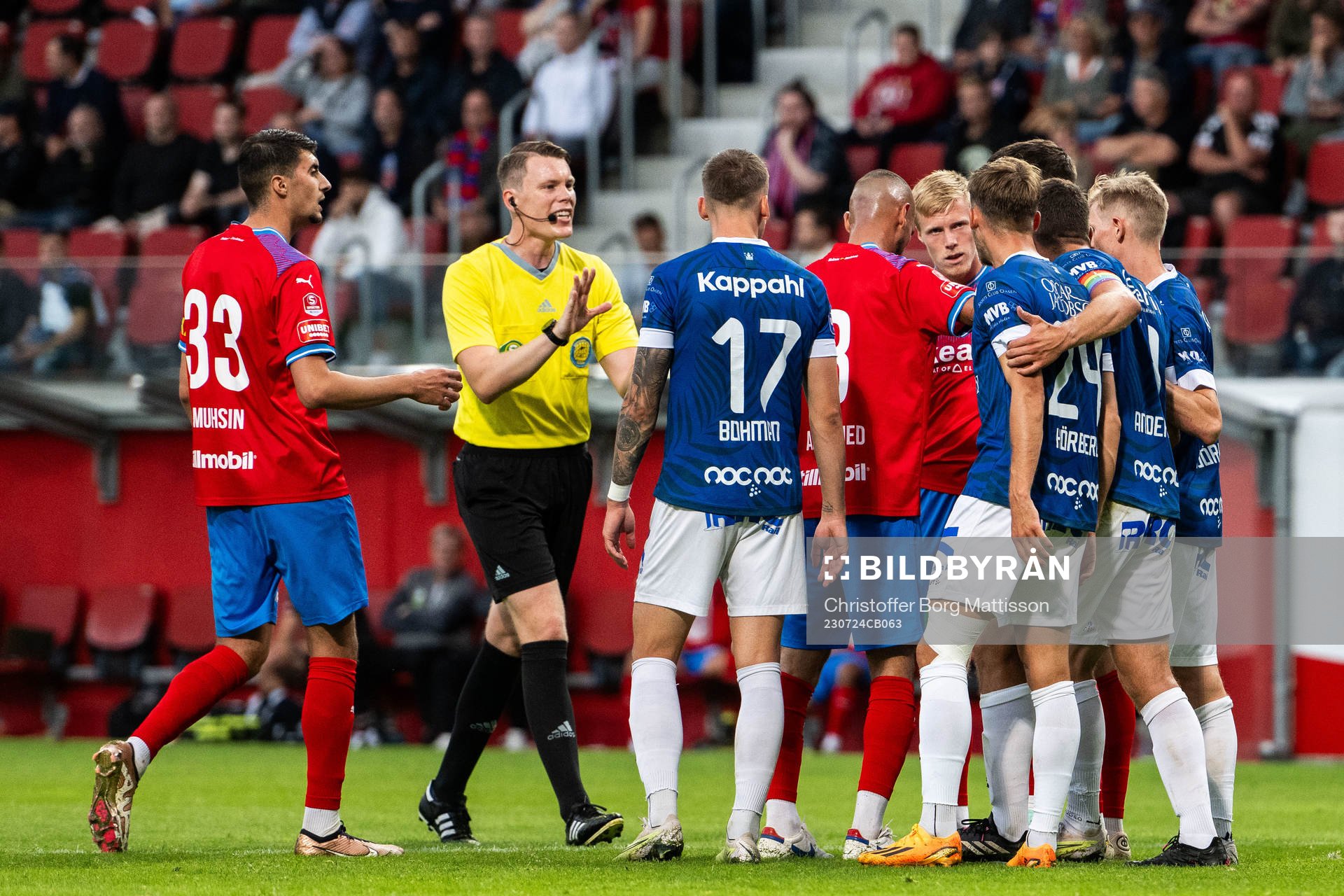 Domare Oscar Johnson i diskussion med spelare