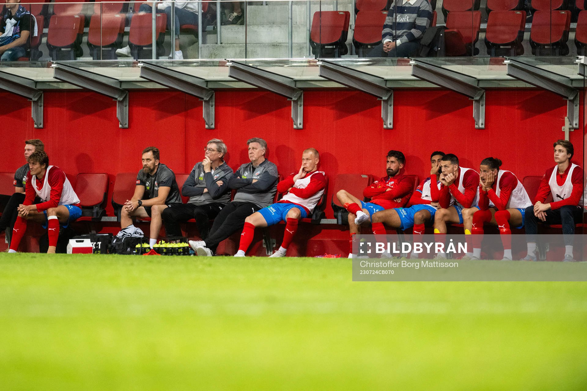 Helsingborgs spelare och ledare deppar på bänken