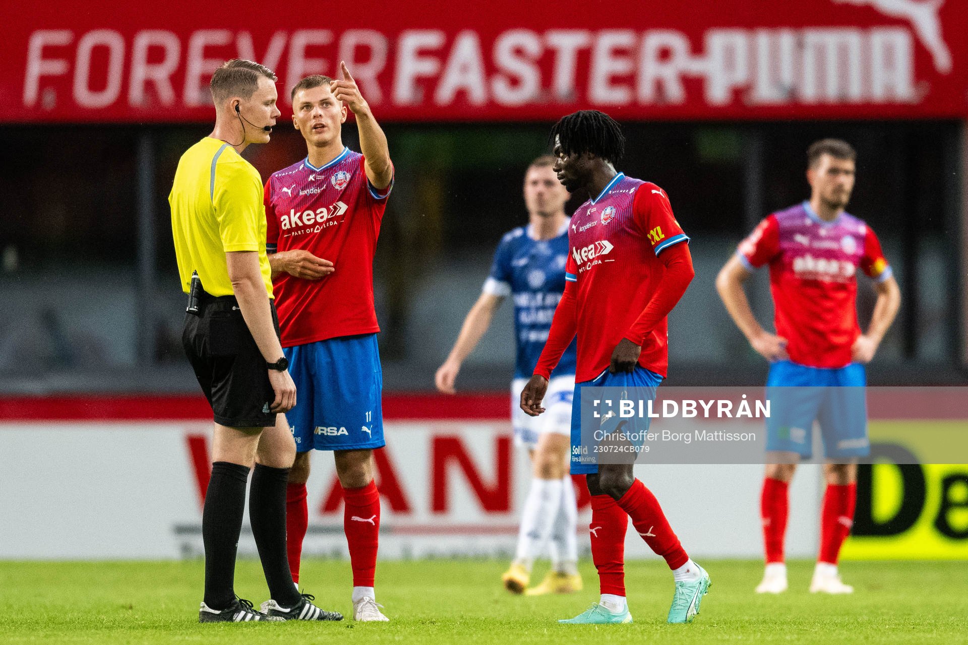Helsingborgs Erik Ring och Benjamin Acquah  i diskussion