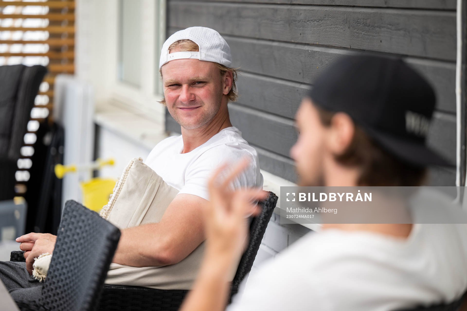 Calle Andersson och Rasmus Andersson poserar vid en