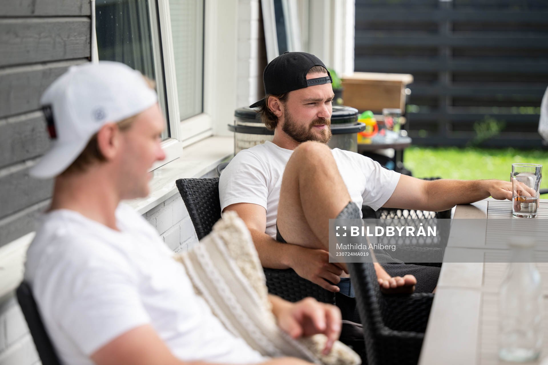 Calle Andersson och Rasmus Andersson poserar vid en