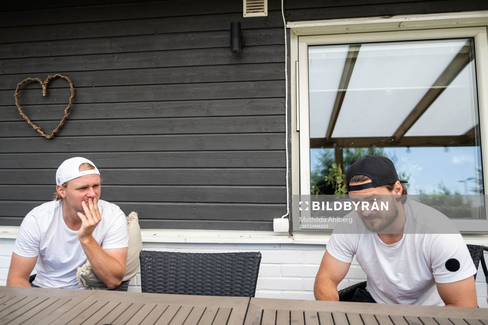 Calle Andersson och Rasmus Andersson poserar vid en