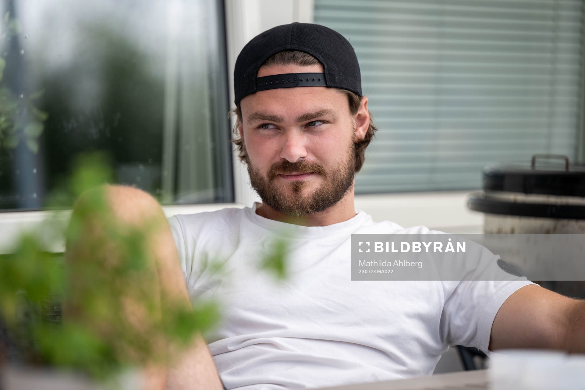 Rasmus Andersson poserar vid en intervju med Sydsvenskan