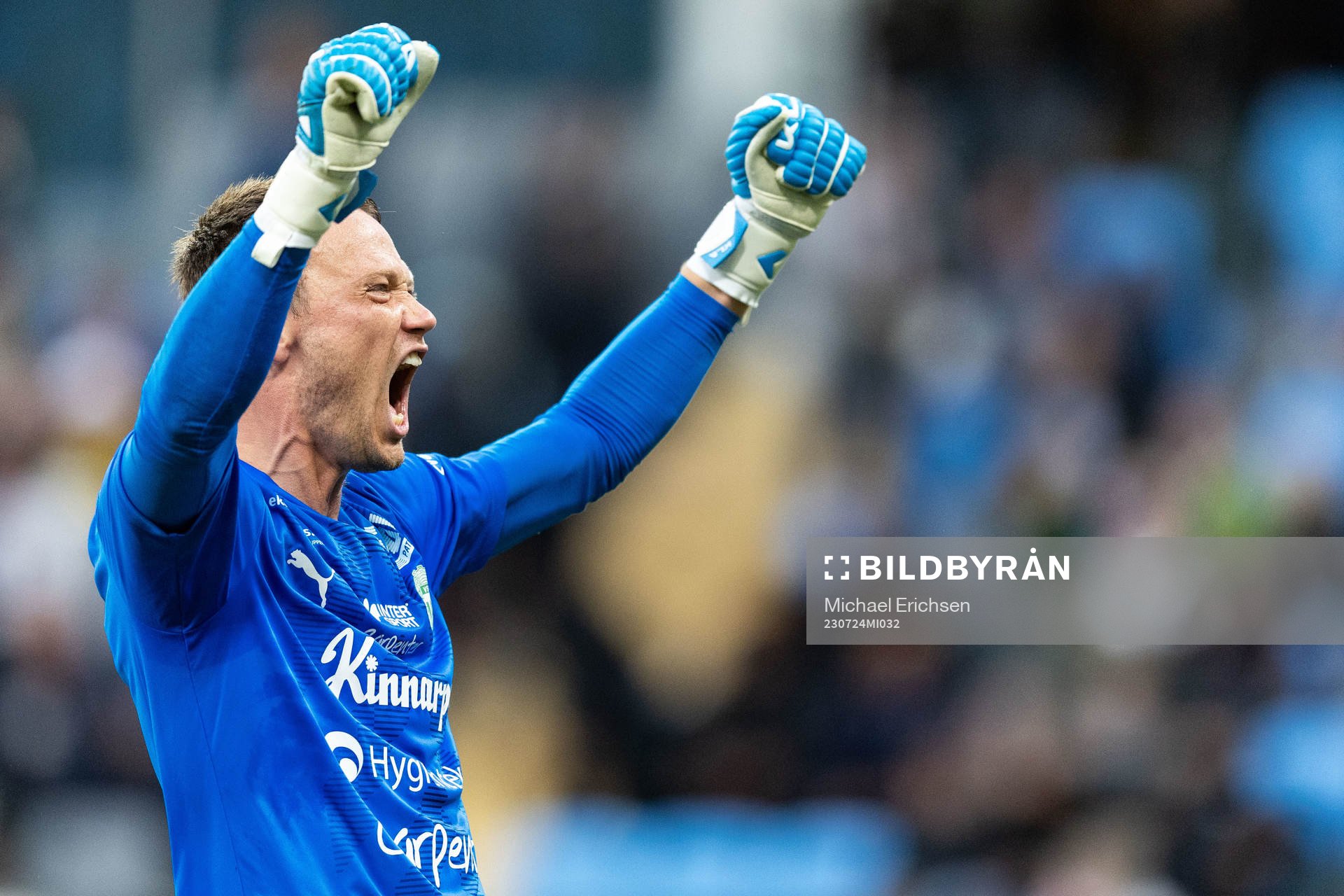 Västerås SKs målvakt Anton Fagerström jublar