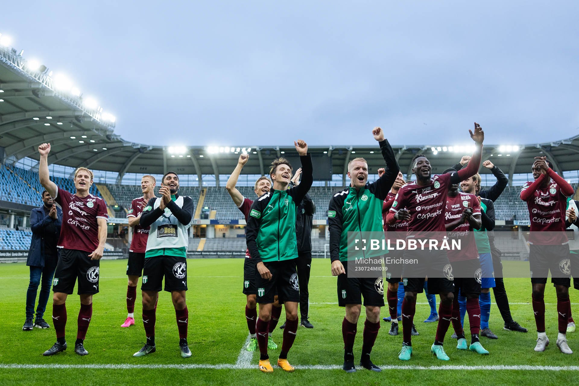 Västerås SKs spelare och ledare jublar framför sina