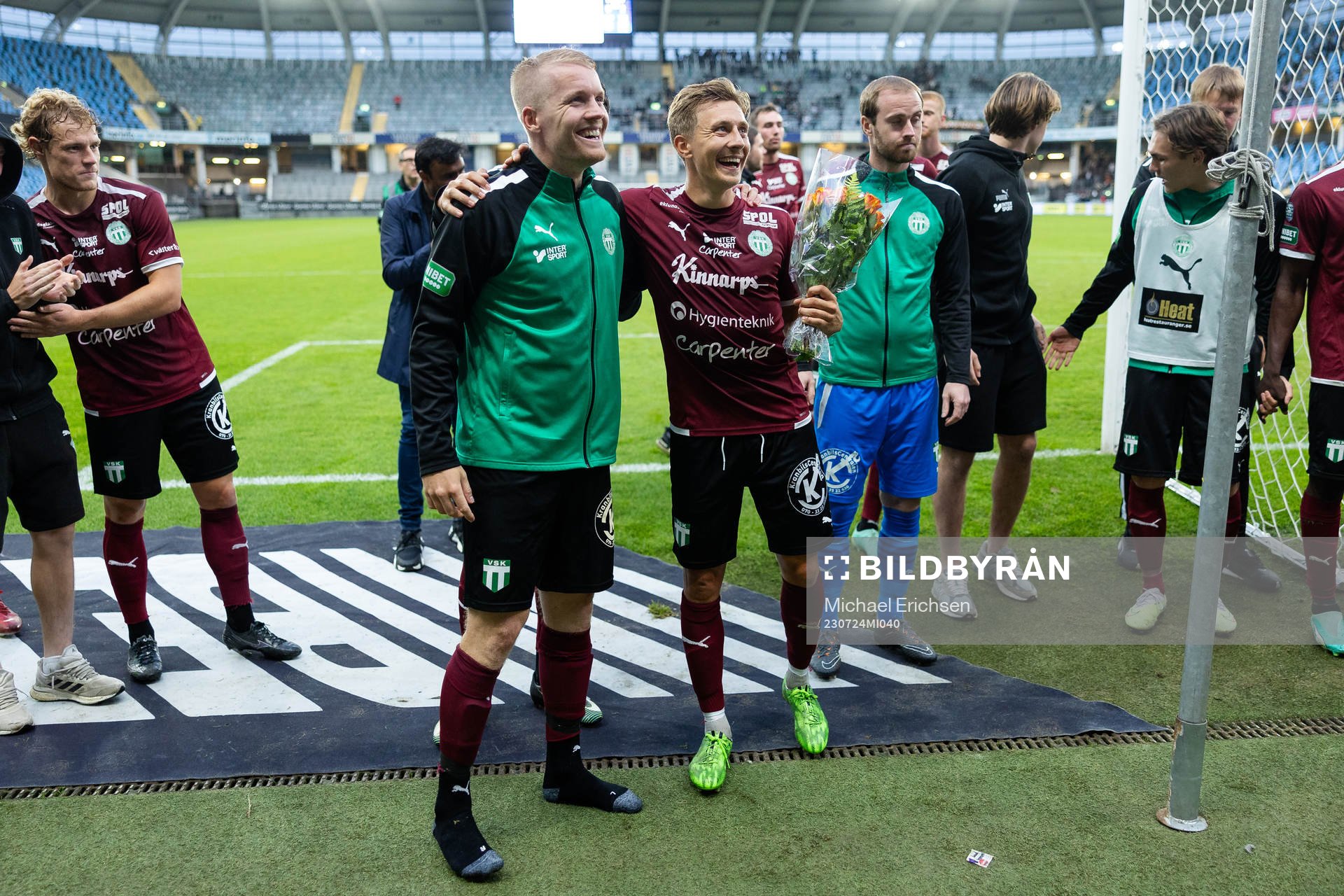 Västerås SKs spelare och ledare jublar framför sina