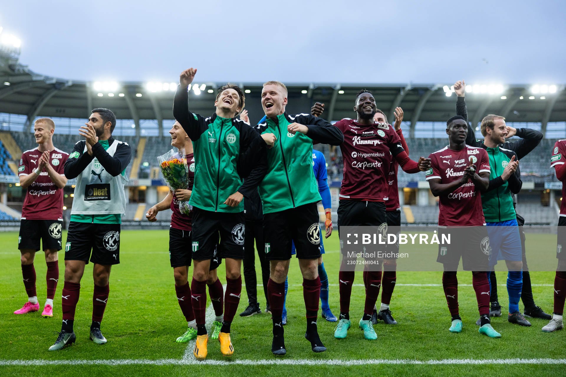 Västerås SKs spelare och ledare jublar framför sina
