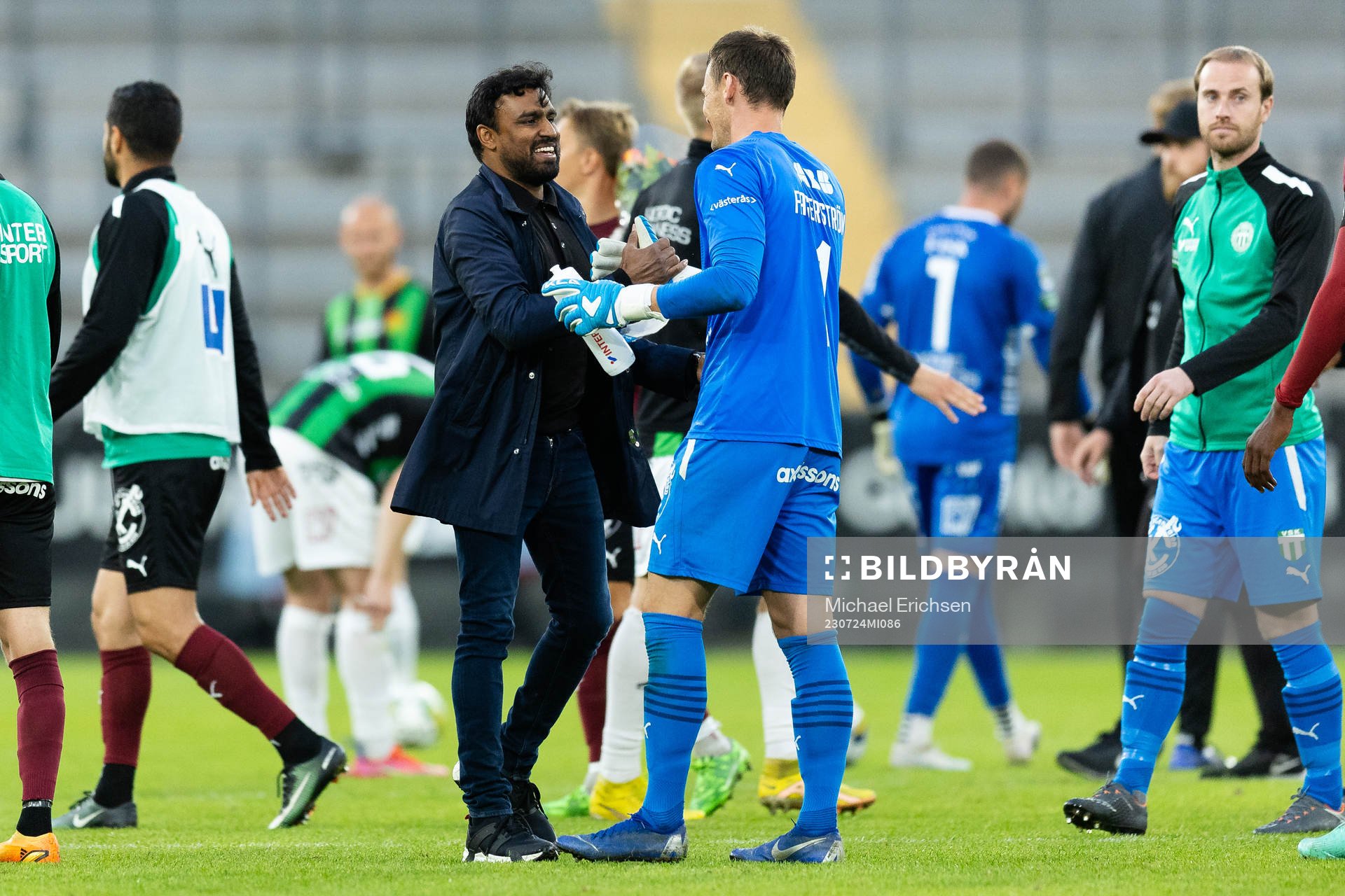 Västerås SKs tränare Kalle Karlsson jublar ihop med målvakt Anton Fagerström efter fotbollsmatchen i Superettan mellan GAIS och Västerås SK den 24 juli 2023 i Göteborg.