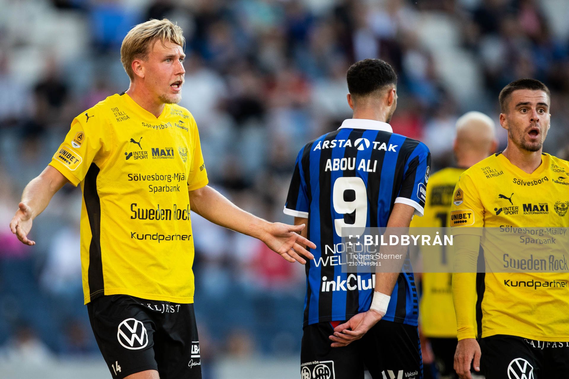 Mjällbys Herman Johansson och Jesper Gustavsson reagerar
