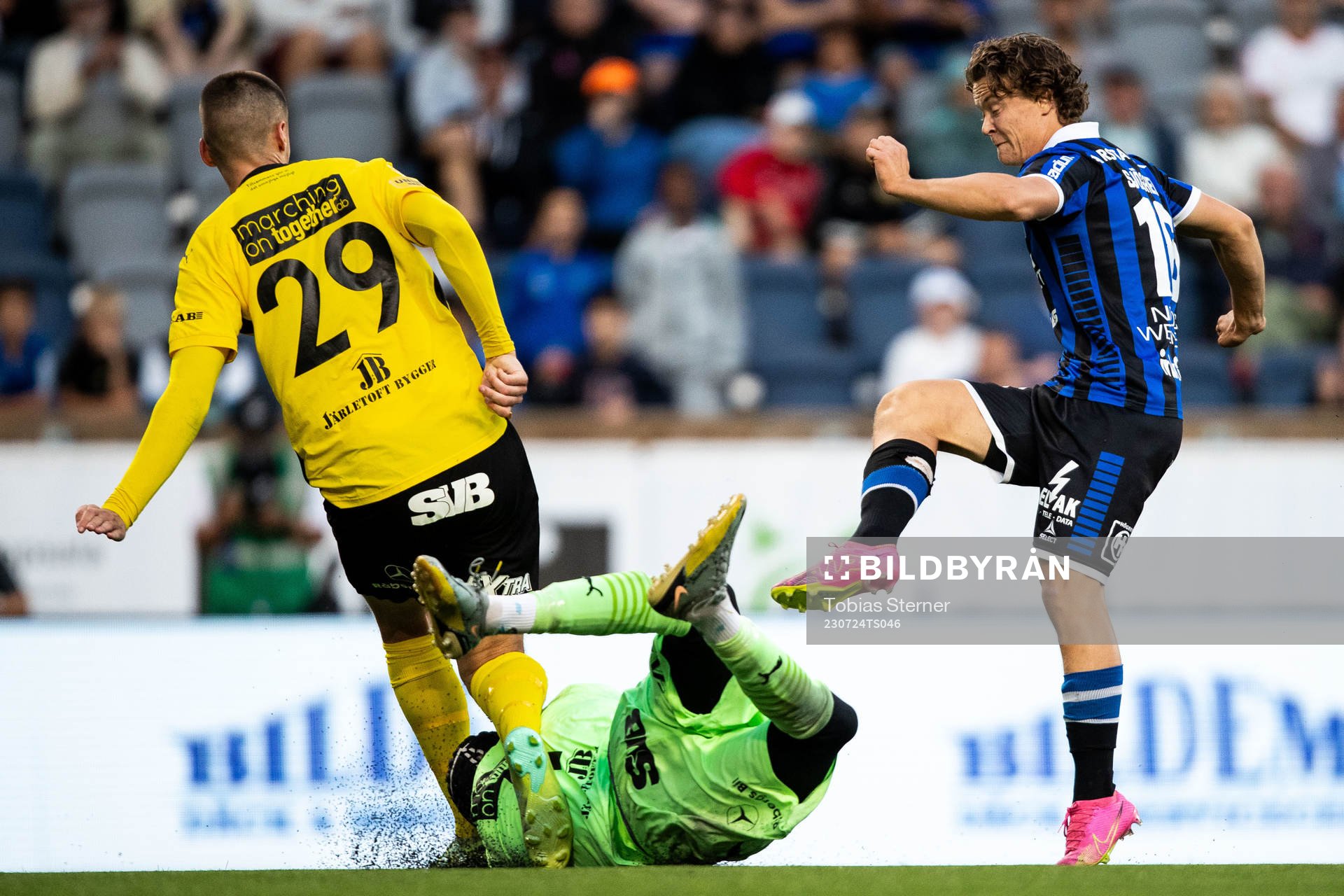 Mjällbys Noah Eile, målvakt Noel Törnqvist och Sirius