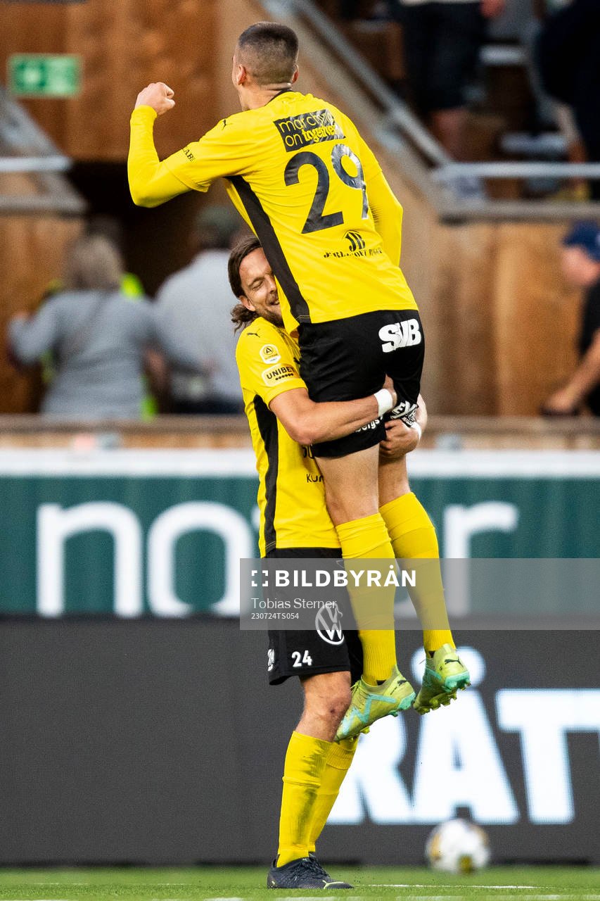 Mjällbys Tom Pettersson och Noah Eile jublar