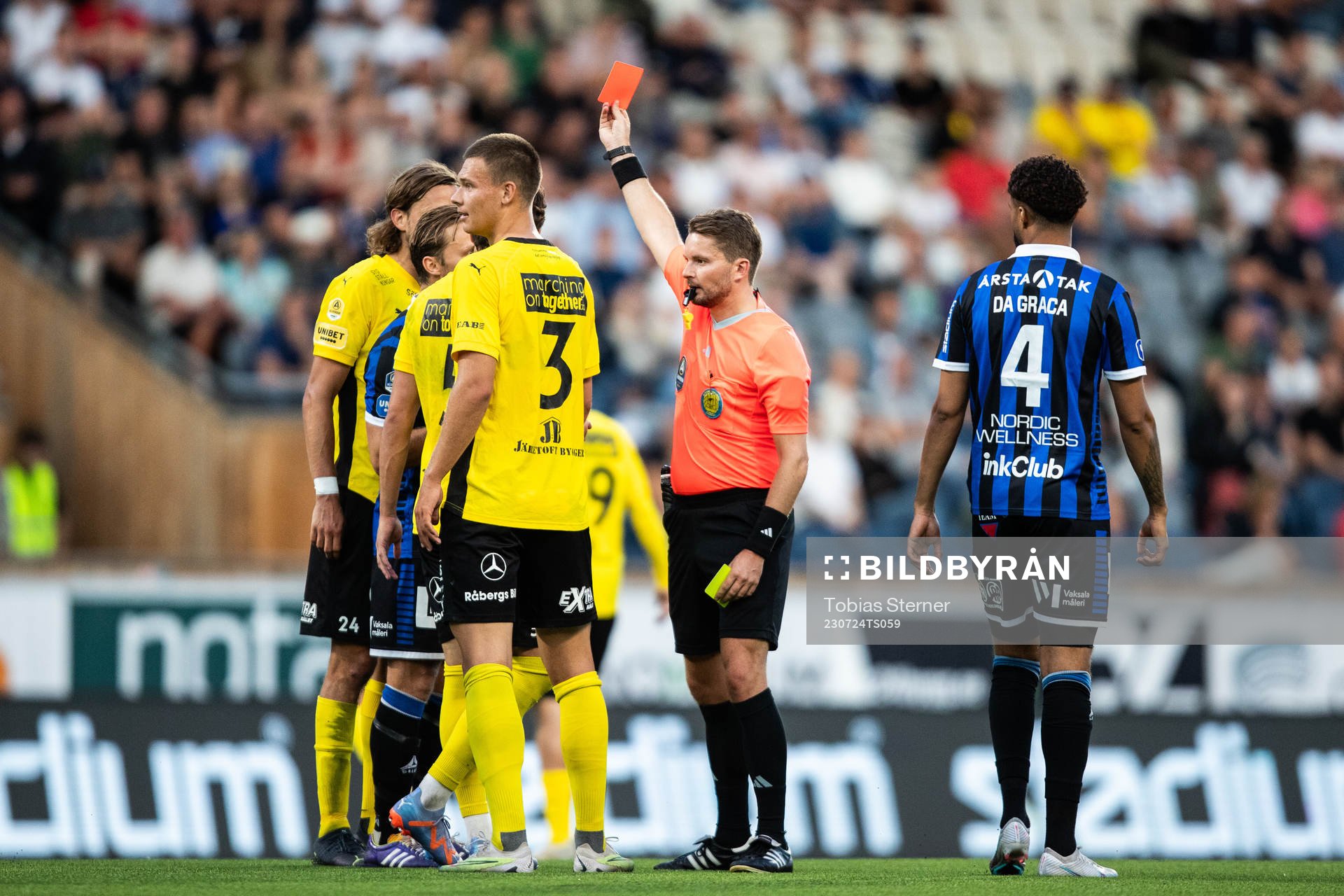 Domare Joakim Östling delar ut ett rött kort till Sirius