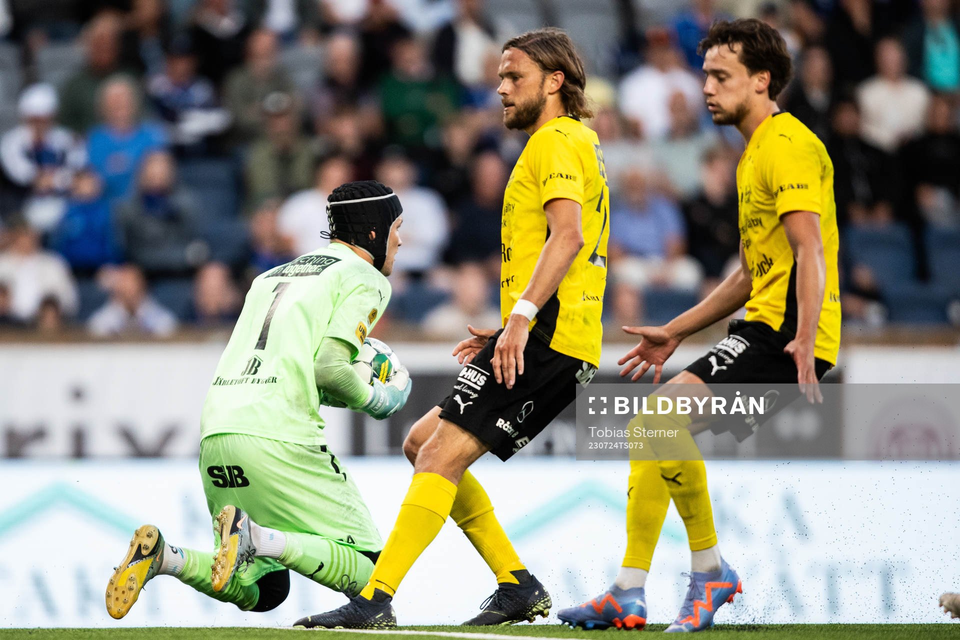 Mjällbys målvakt Noel Törnqvist, Tom Pettersson och Colin Rösler under fotbollsmatchen i Allsvenskan mellan Sirius och Mjällby den 24 juli 2023 i Uppsala.