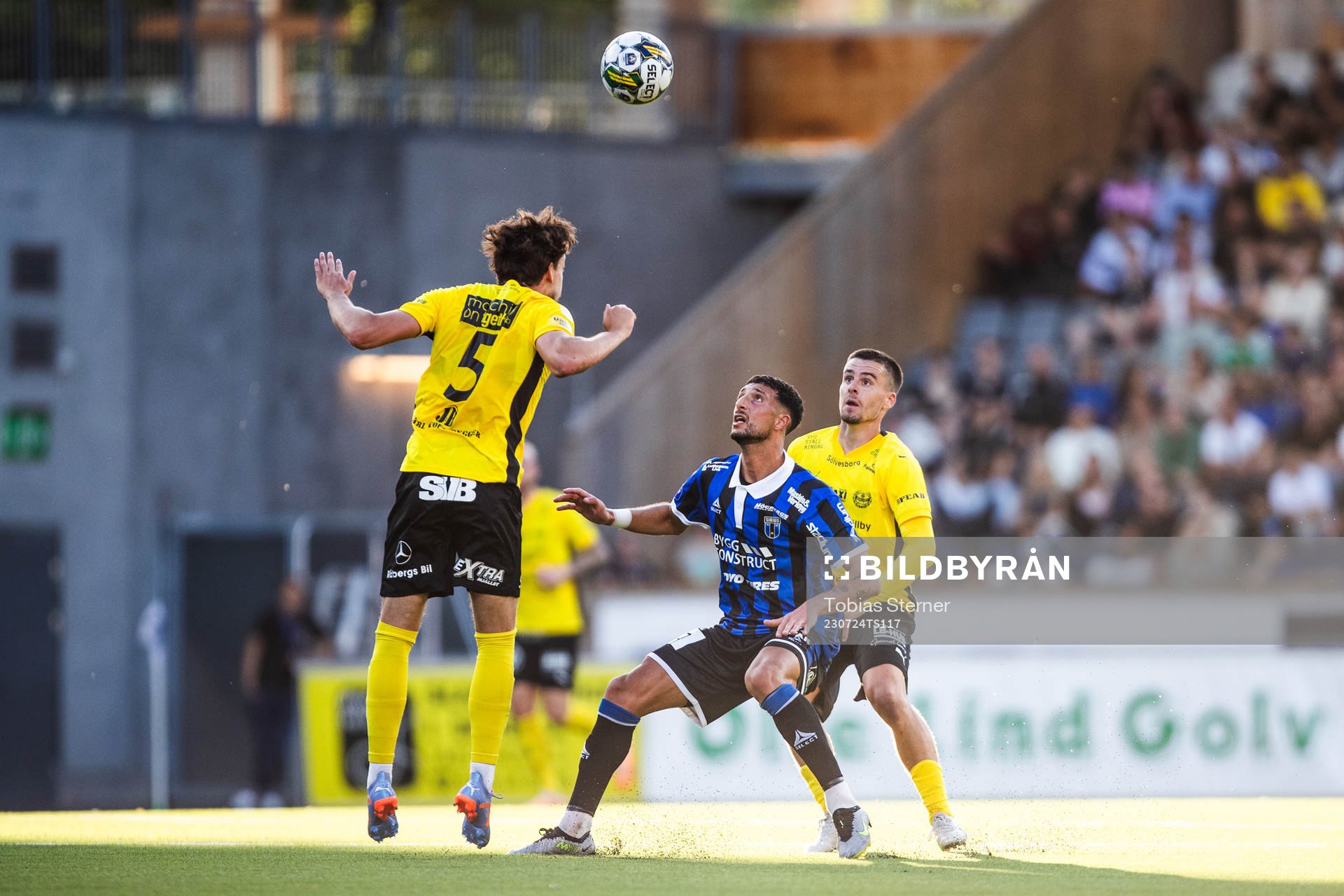 Mjällbys Colin Rösler och Jesper Gustavsson mot Sirius