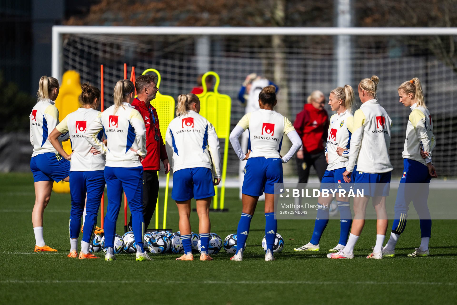 Head coach Peter Gerhardsson gather players of the Swedish