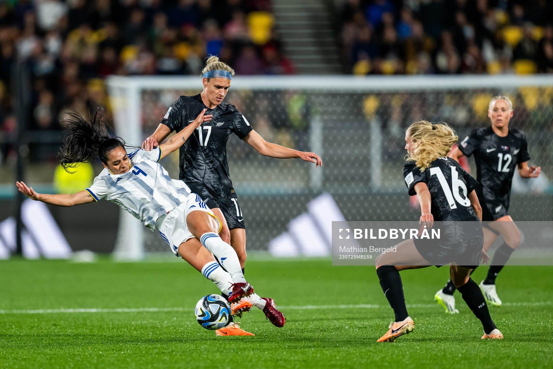 Jaclyn Sawicki of Philippines and Hannah Wilkinson of New