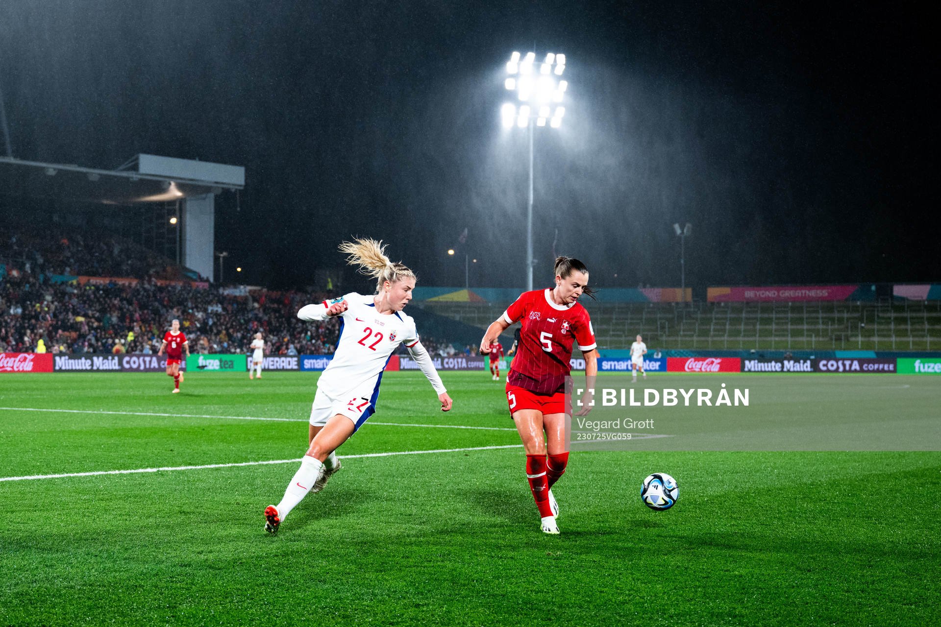 Sophie Román Haug of Norway and Noelle Maritz of