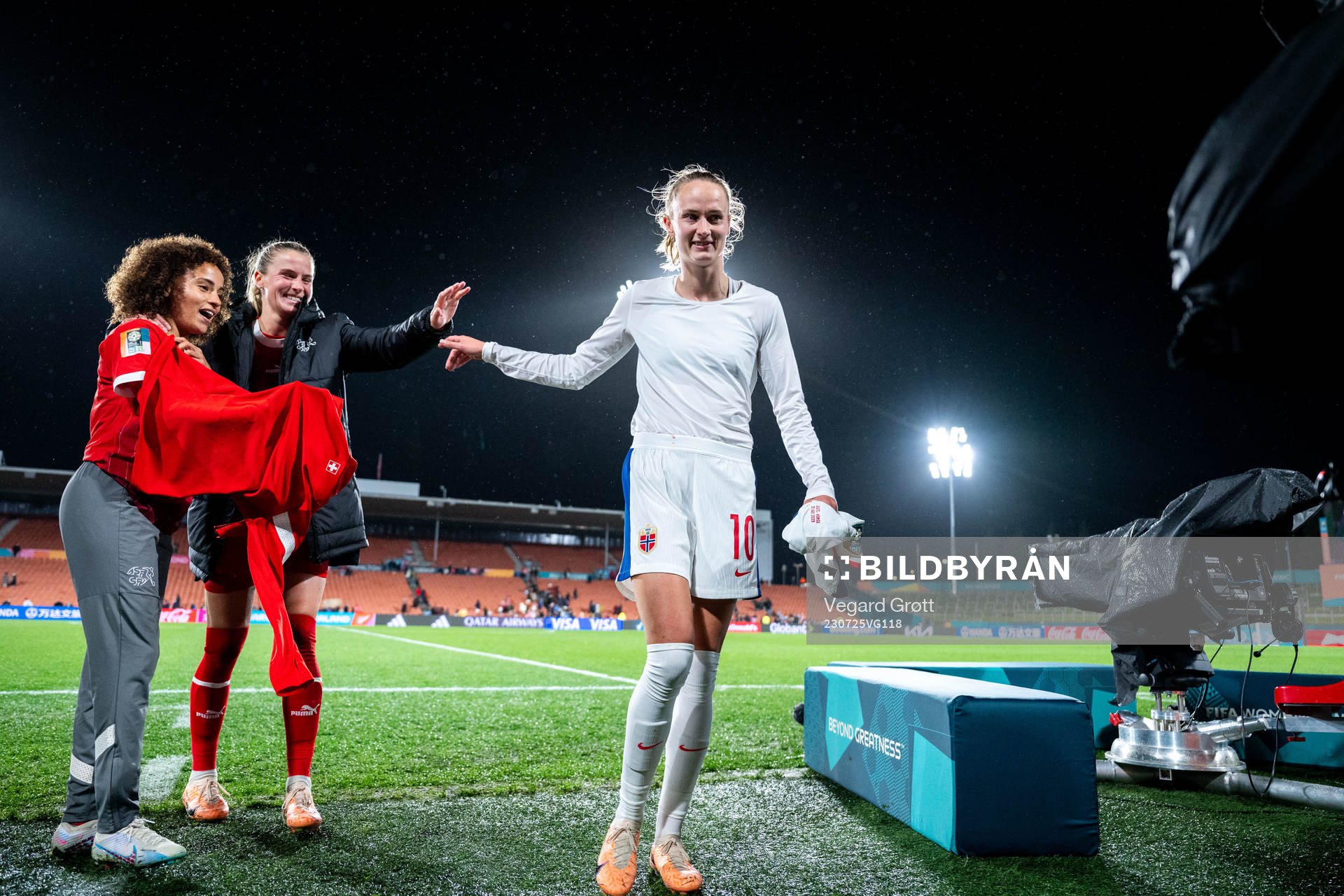 Ana-Maria Crnogorcevic of Switzerland and Caroline Graham Hansen of Norway after the FIFA Women's World Cup football match between Switzerland and Norway on July 25, 2023 in Hamilton.