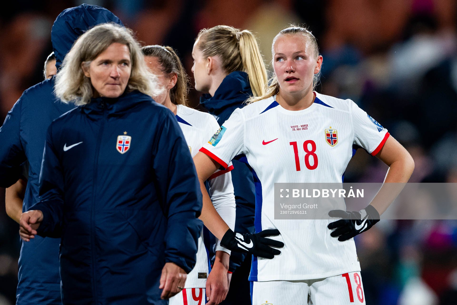 Frida Maanum and Hege Riise, head coach of Norway