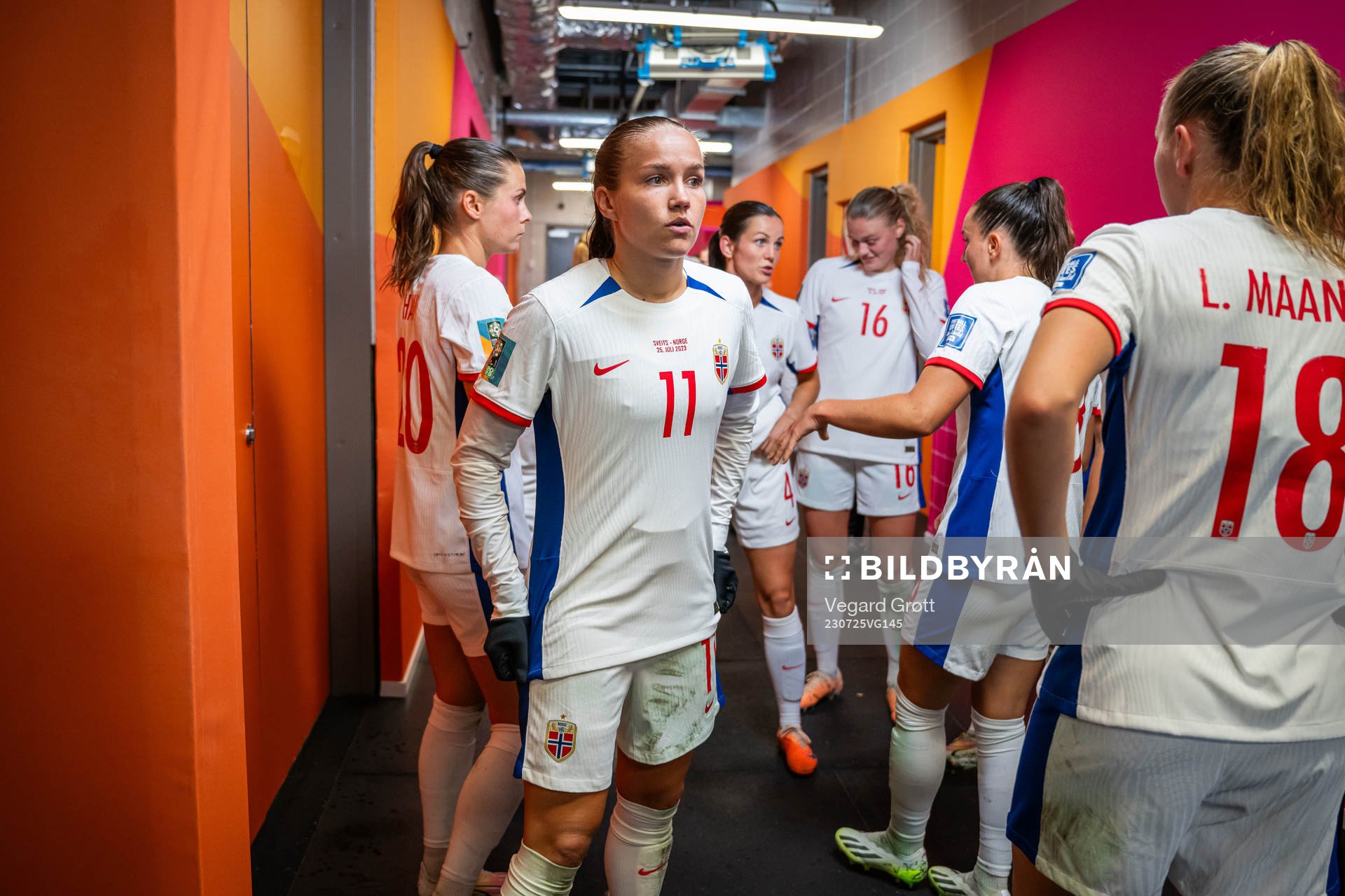 Guro Reiten and players of Norway at half-time