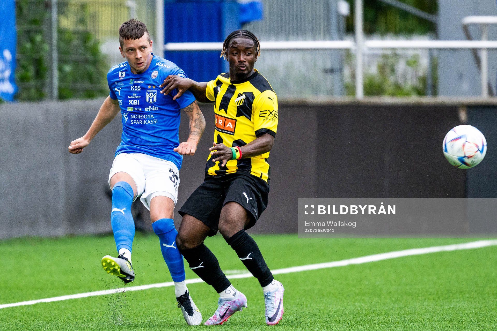 Claes Kronberg of Klaksvik and Ibrahim Sadiq of BK Häcken