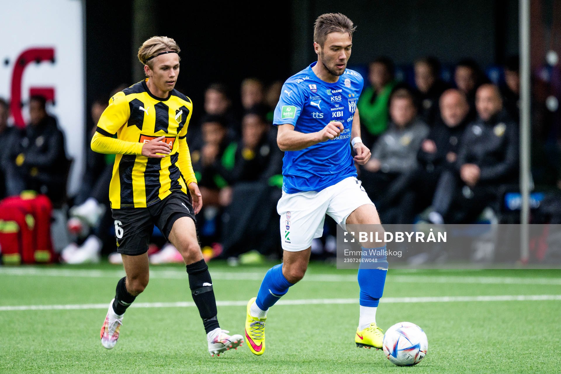 Pontus Dahbo of BK Häcken and Hallur Hansson of Klaksvik