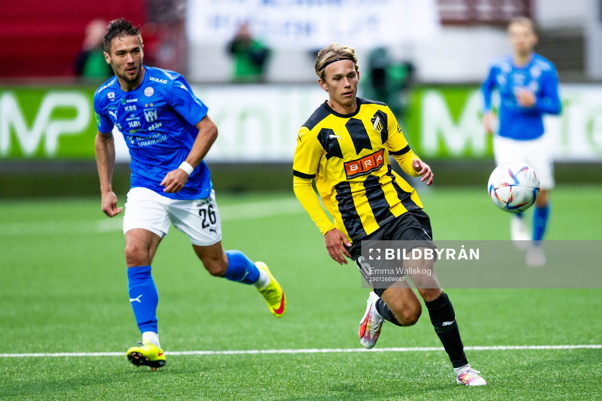 Hallur Hansson of Klaksvik and Pontus Dahbo of BK Häcken