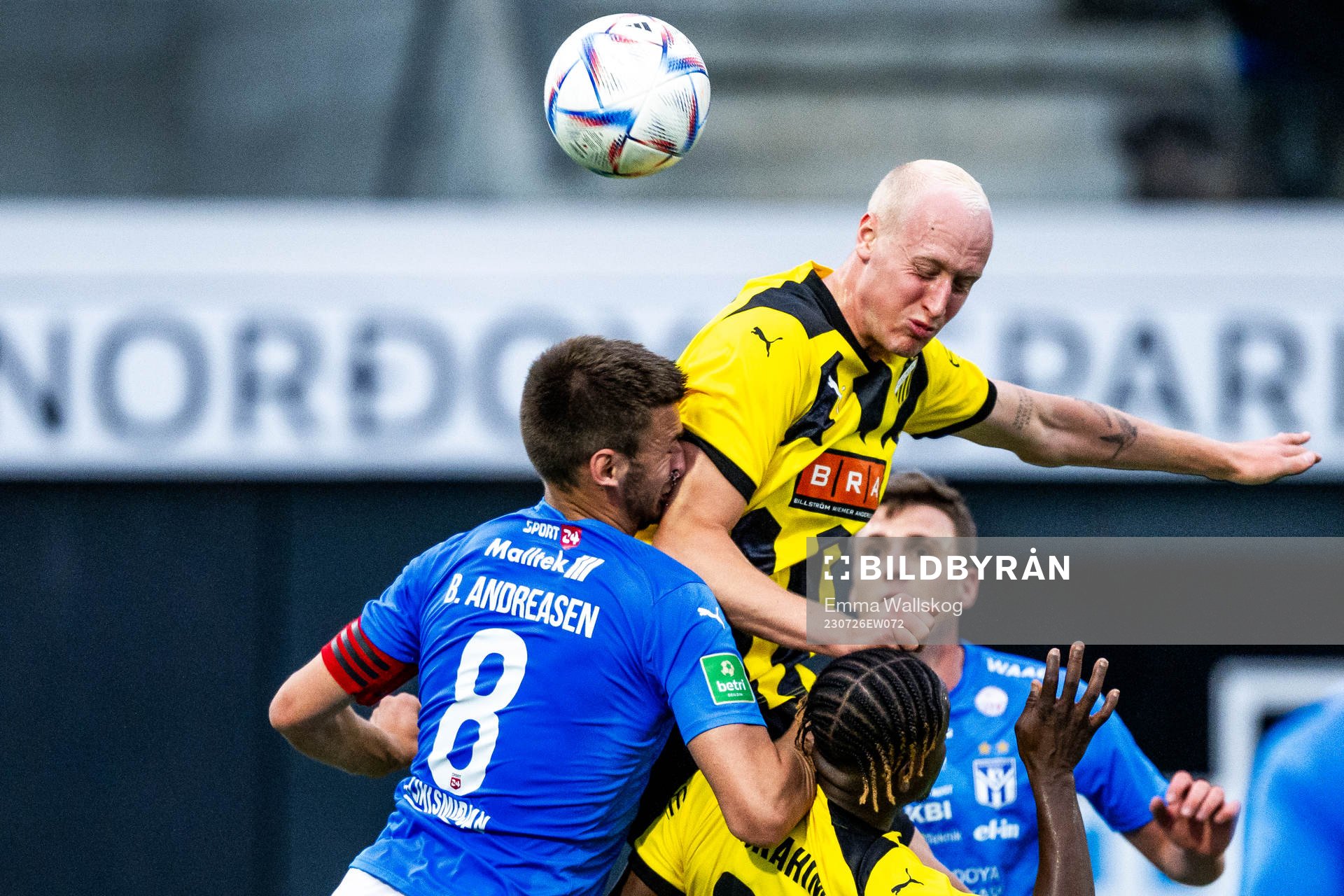 Jákup Andreasen of Klaksvik and Valgeir Lunddal of BK