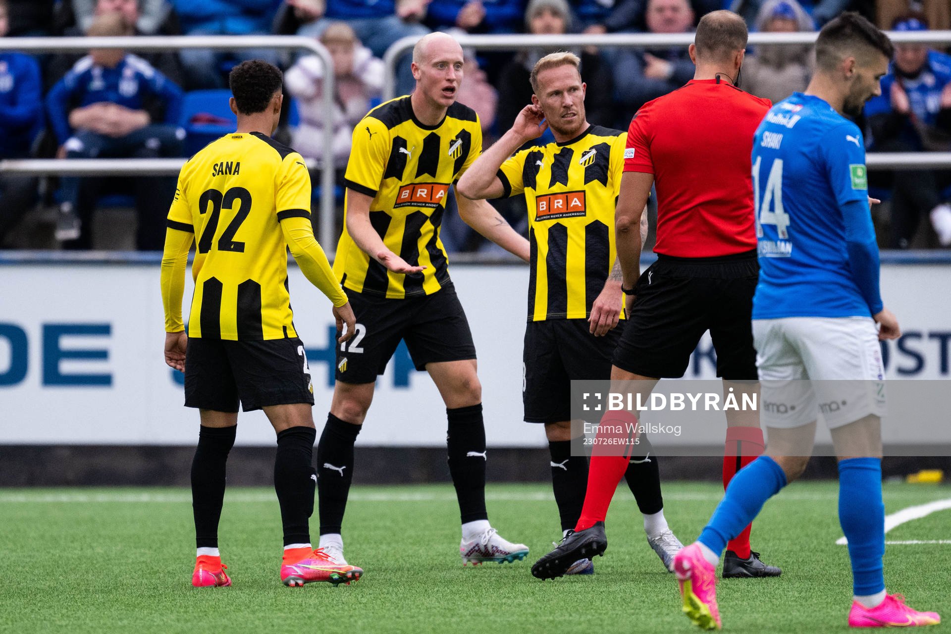 Valgeir Lunddal and Mikkel Rygaard Jensen of Häcken reacts