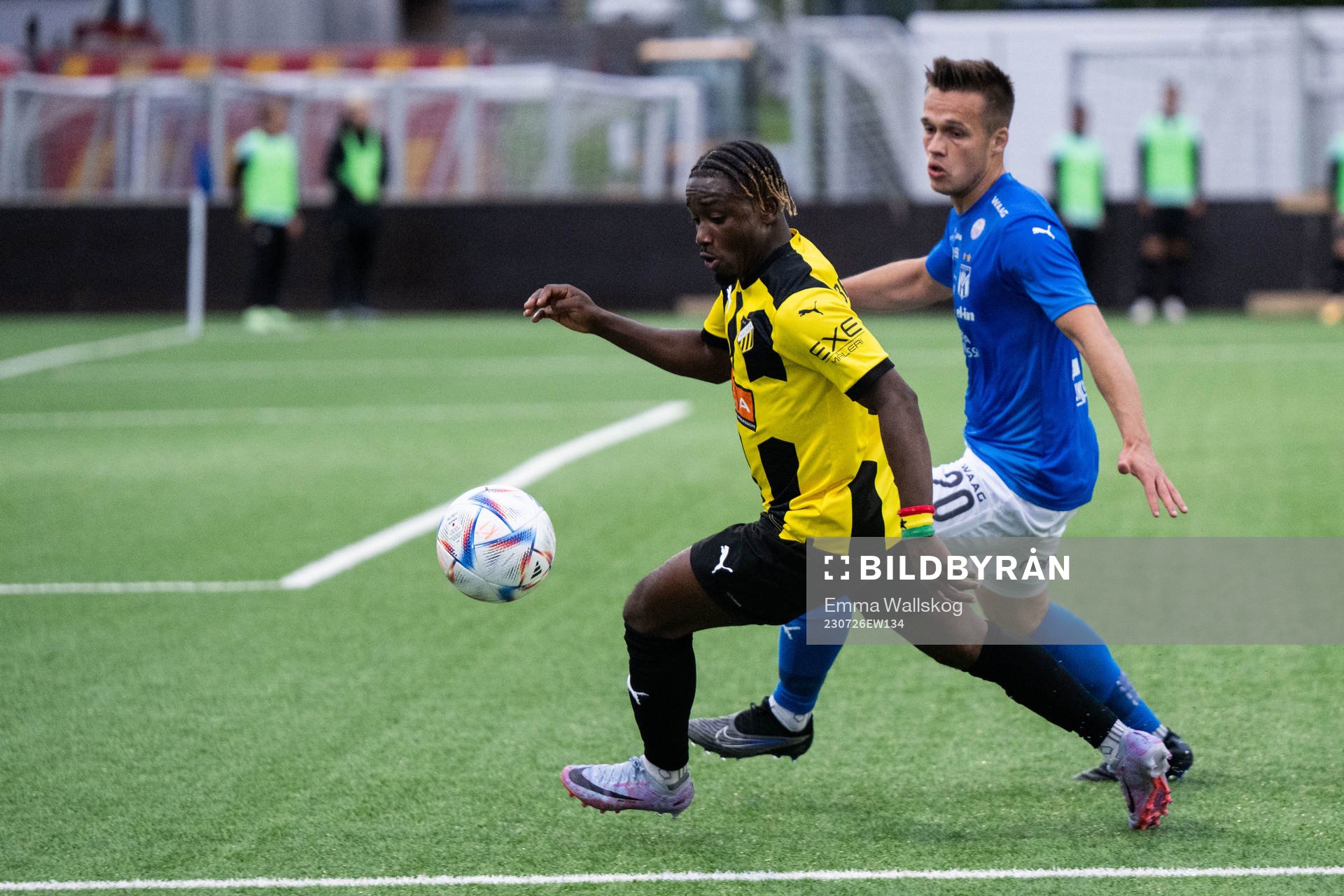 Ibrahim Sadiq of Häcken and Børge Petersen of Klaksvik