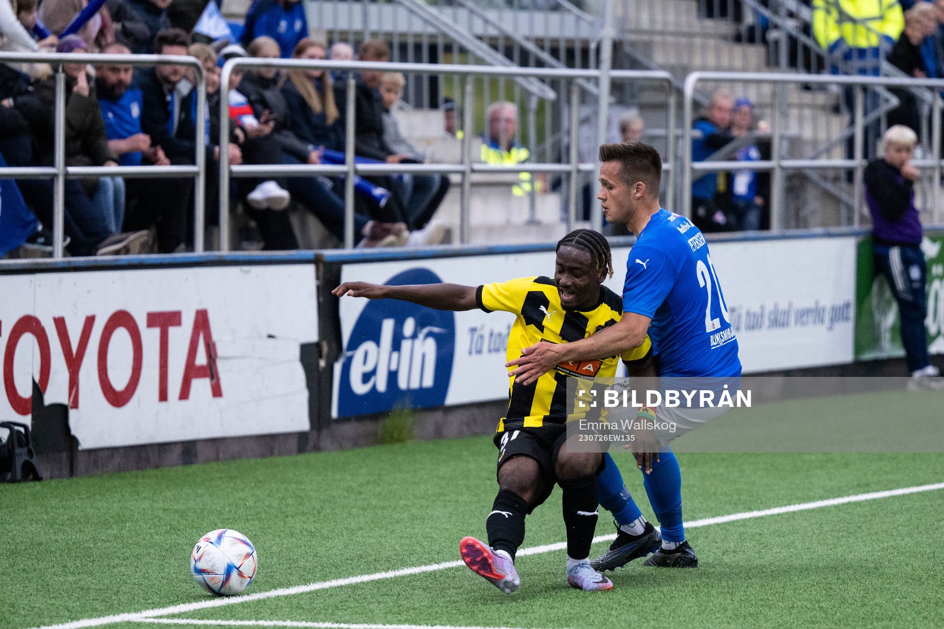 Ibrahim Sadiq of Häcken and Børge Petersen of Klaksvik