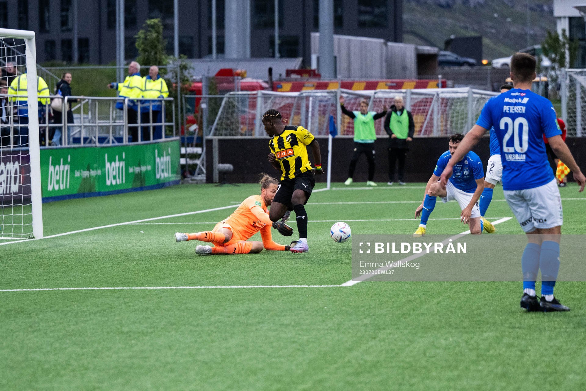 Goalkeeper Jonatan Johansson of Klaksvik and Ibrahim Sadiq