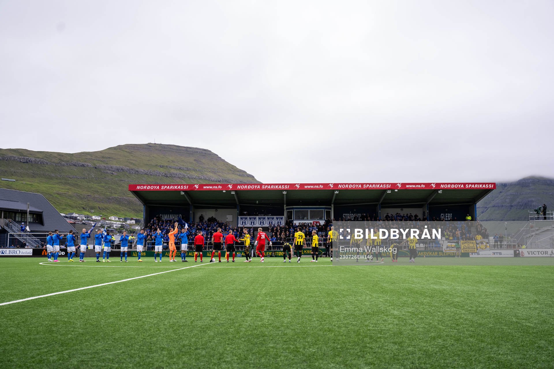 Players of of Klaksvik and Häcken