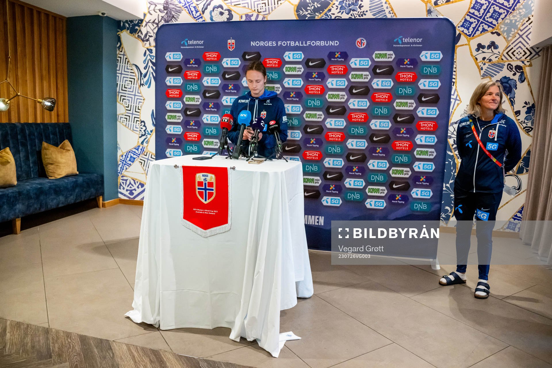 Caroline Graham Hansen and head coach Hege Riise of the