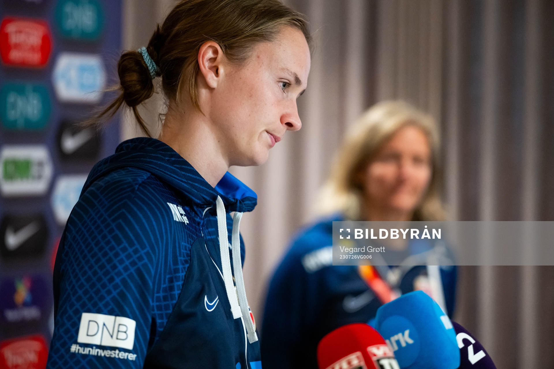 Caroline Graham Hansen and head coach Hege Riise of the