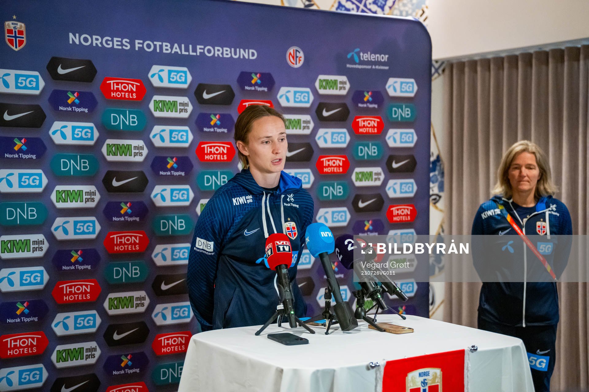 Caroline Graham Hansen and head coach Hege Riise of the