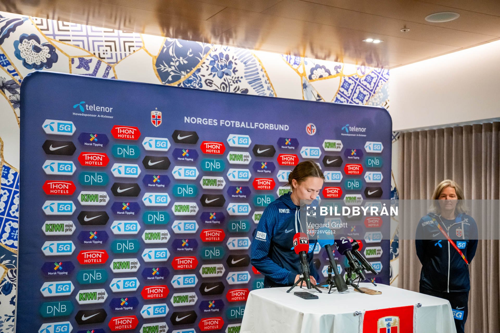 Caroline Graham Hansen and head coach Hege Riise of the
