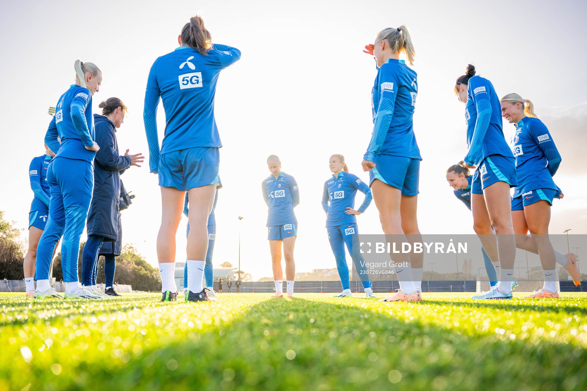 Sara Hørte, Julie Blakstad and players of the Norwegian