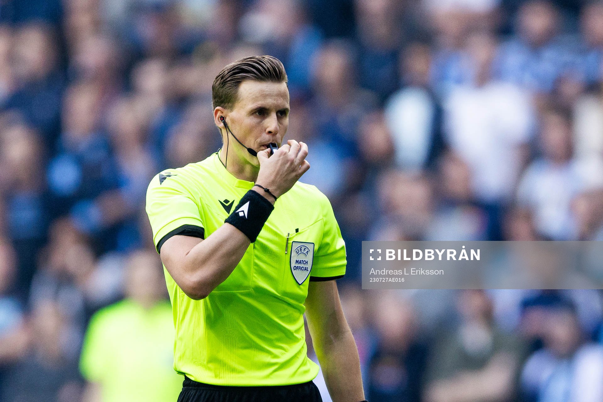 Referee Sander Van Der Eijk