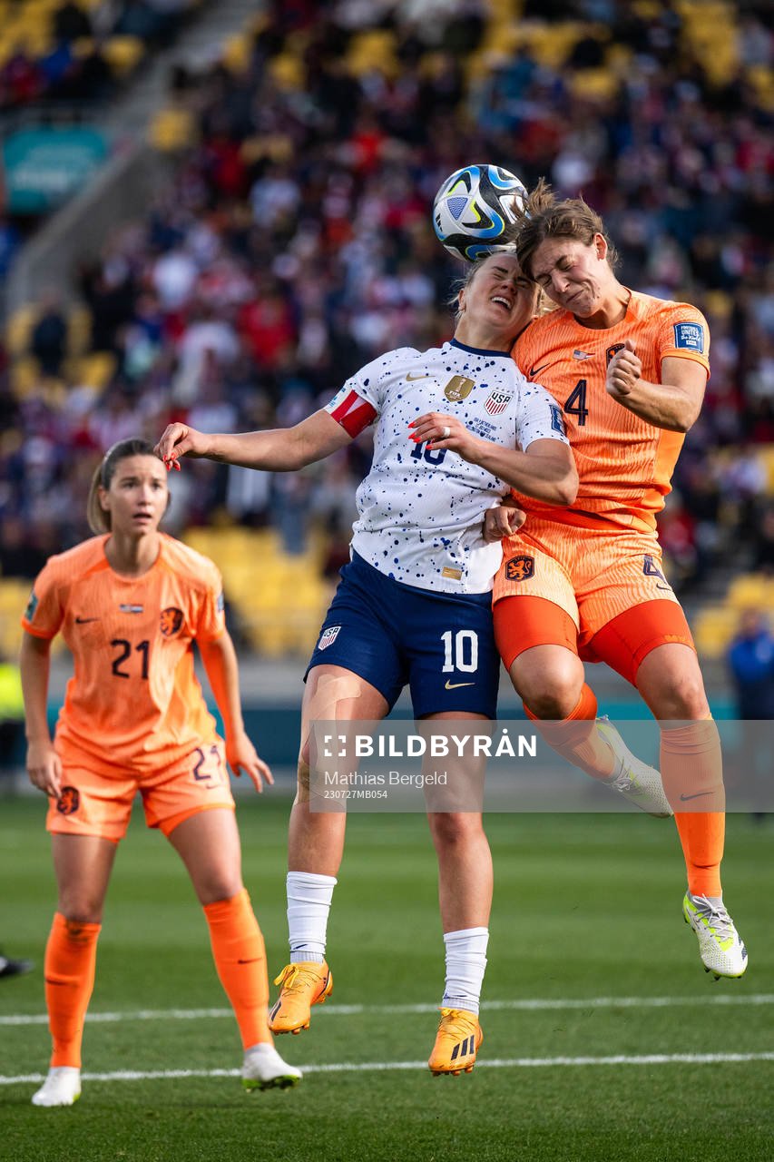 Lindsey Horan of USA and Aniek Nouwen of Netherlands