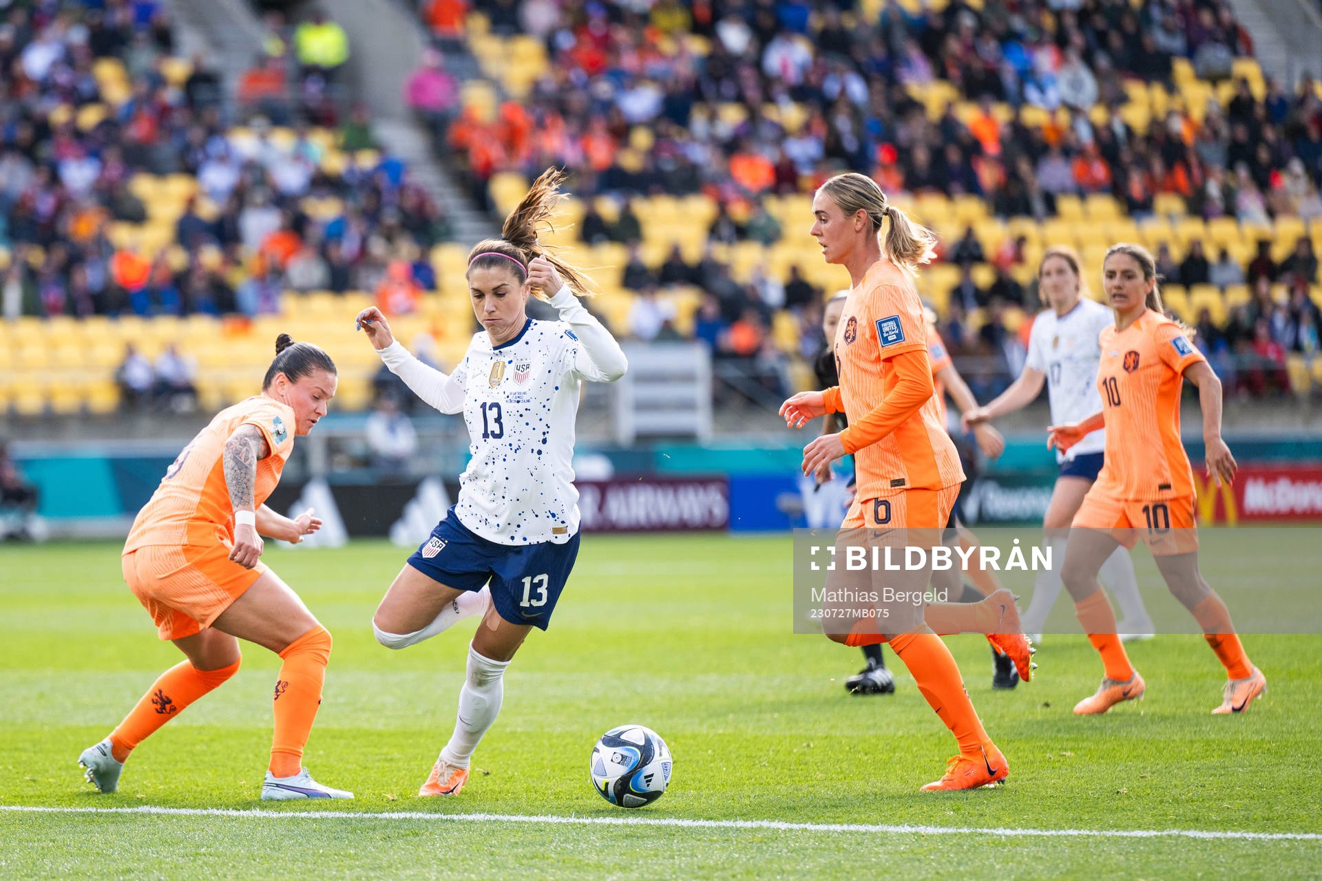 Sherida Spitse and Jill Roord of Netherlands defend against
