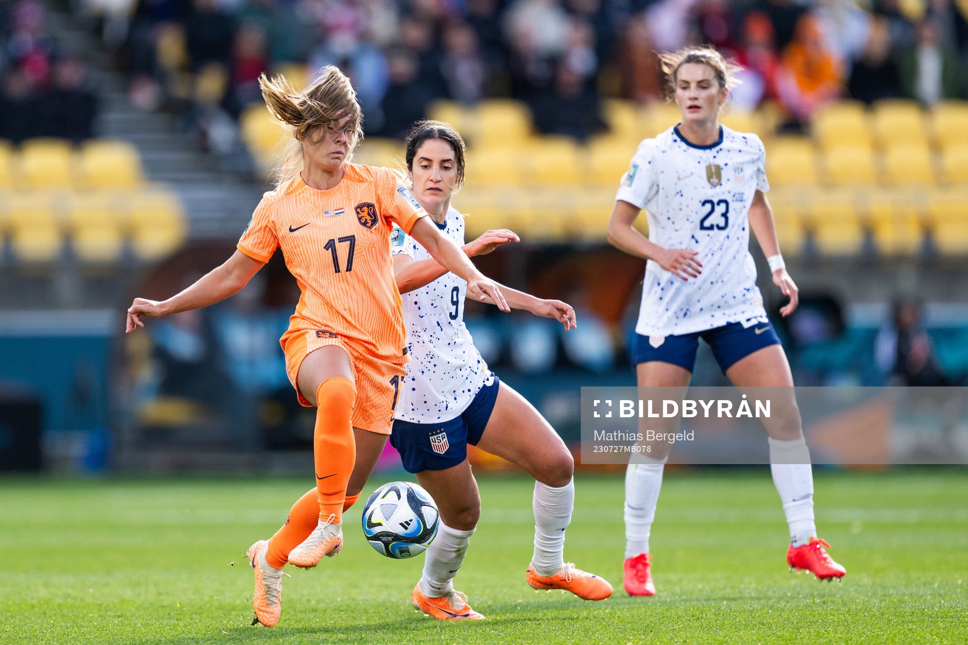 Victoria Pelova of Netherlands and Savannah Demelo of USA