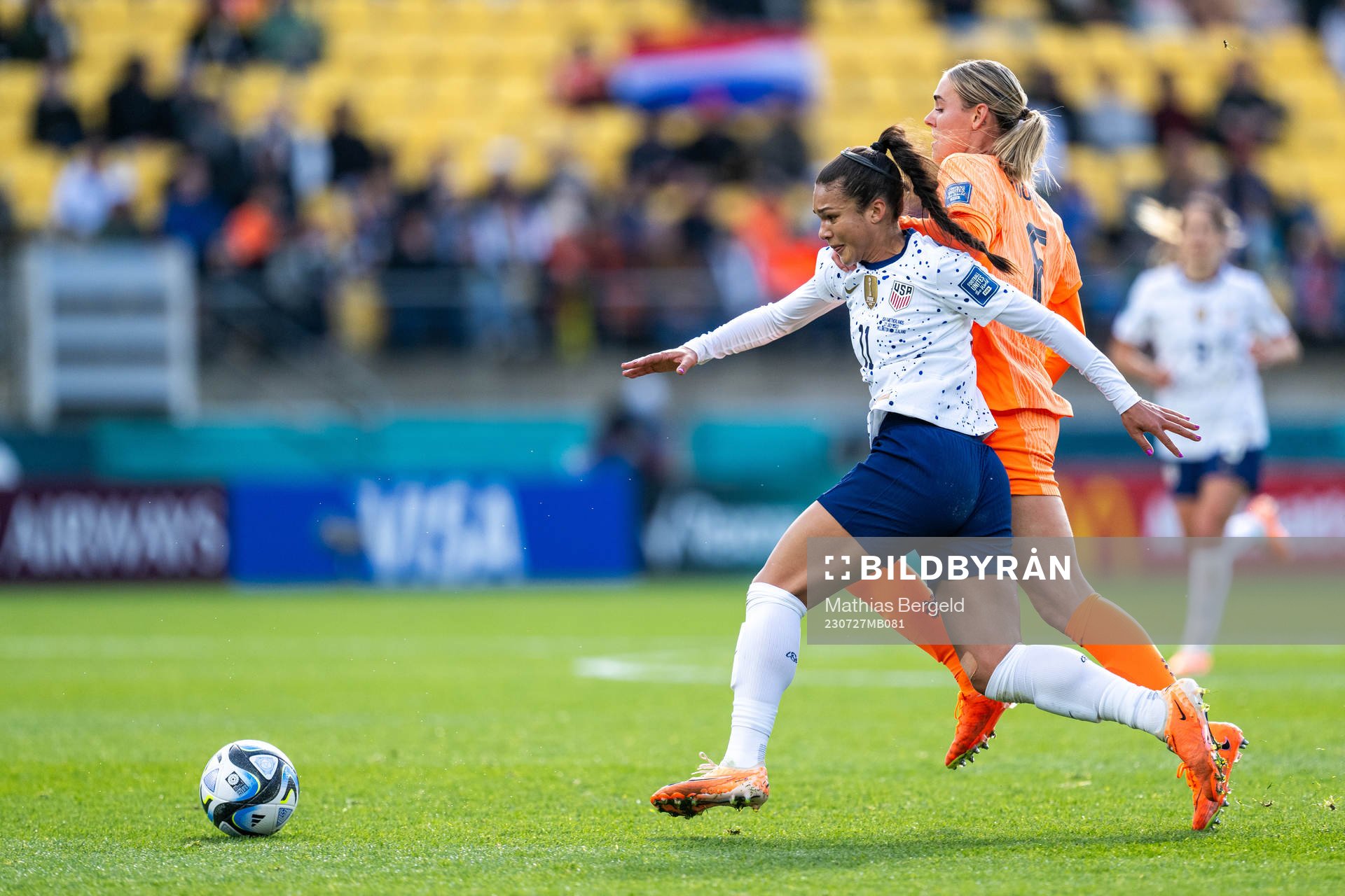 Sophia Smith of USA and Jill Roord of Netherlands