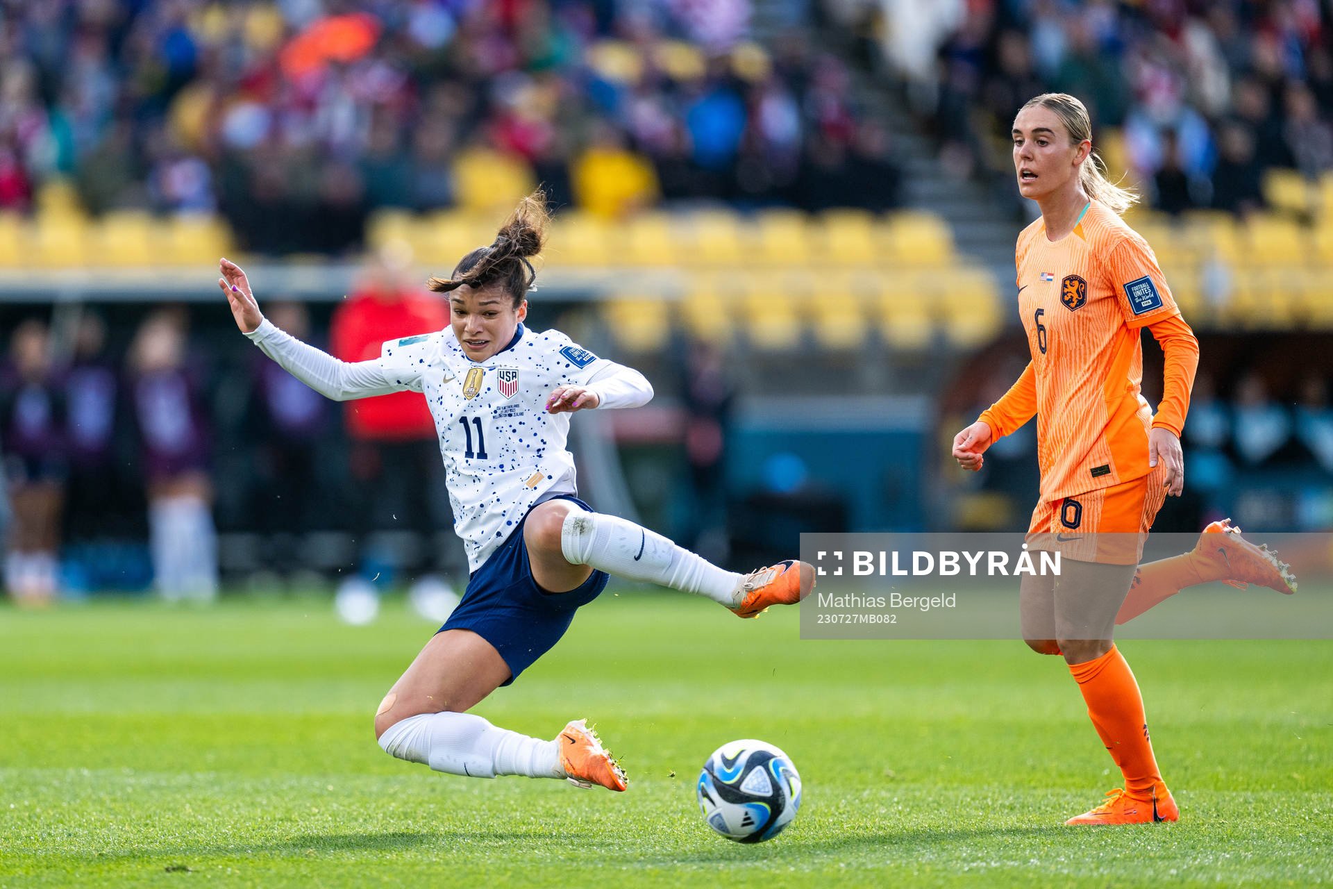 Sophia Smith of USA and Jill Roord of Netherlands
